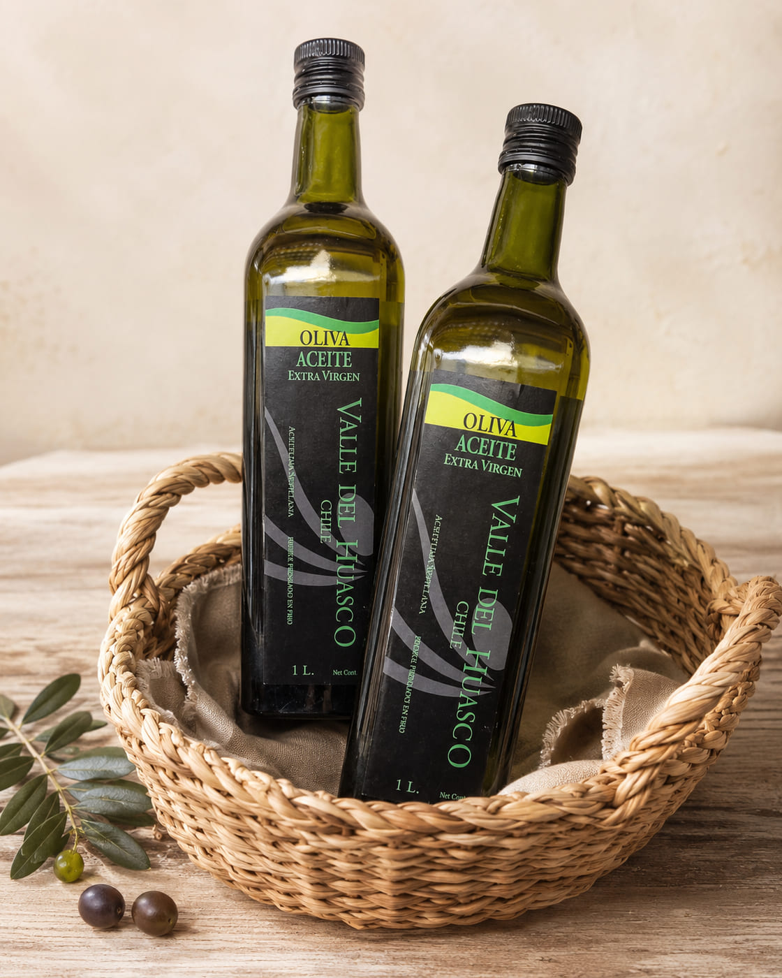 Dos botellas de vidrio de un litro de aceite de oliva extra virgen en un canasto
