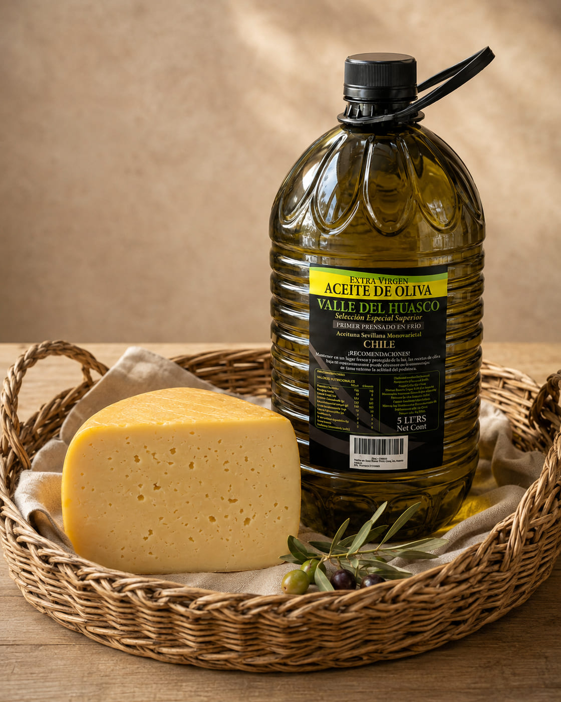 Bidón de cinco litros de aceite de oliva junto a un queso mantecoso