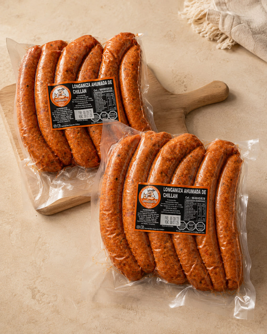Dos bolsas selladas al vacío con un kilo de longaniza ahumada de Chillán cada una
